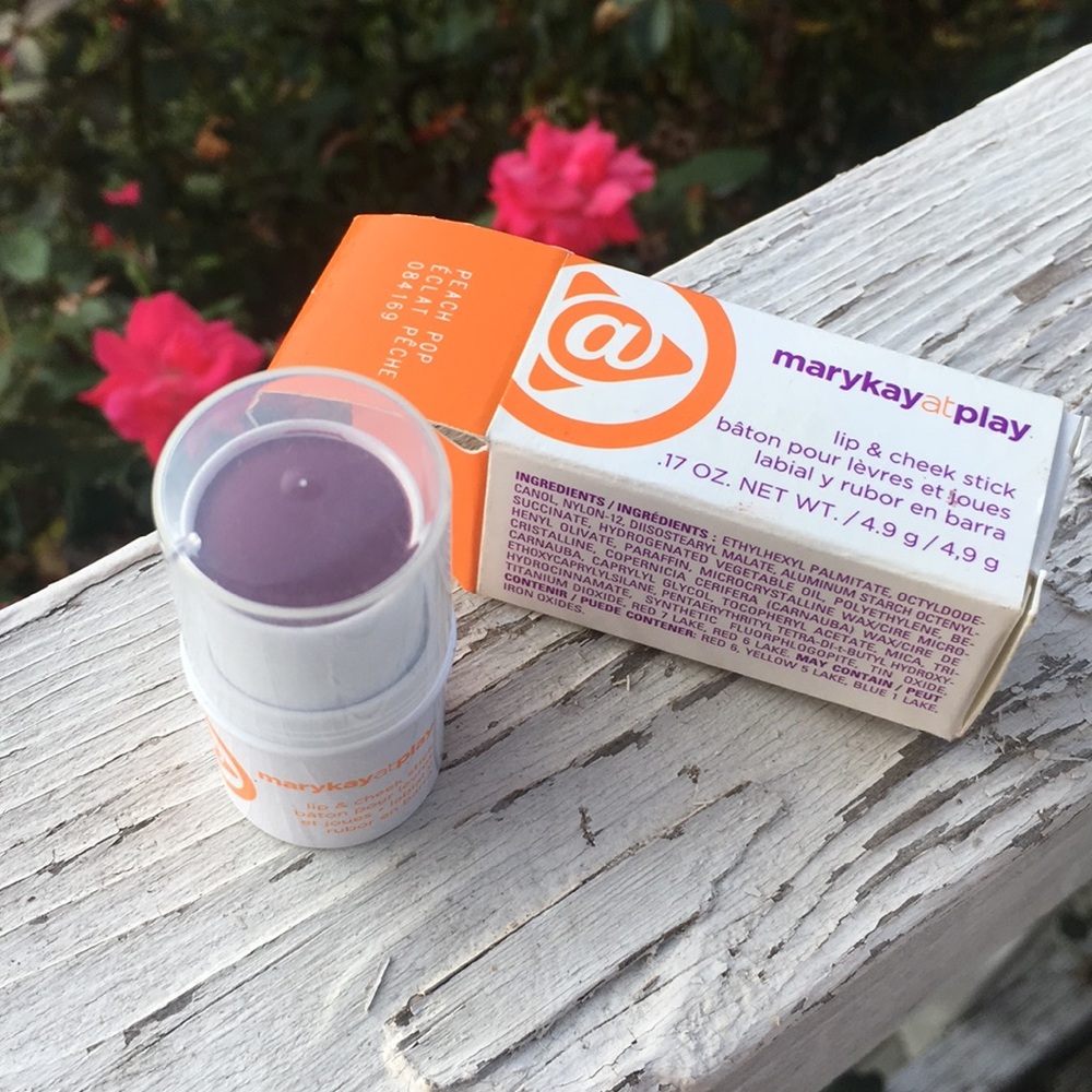 🍁🥀Razzleberry, Lip & Cheek Matte Crayon Mary Kay